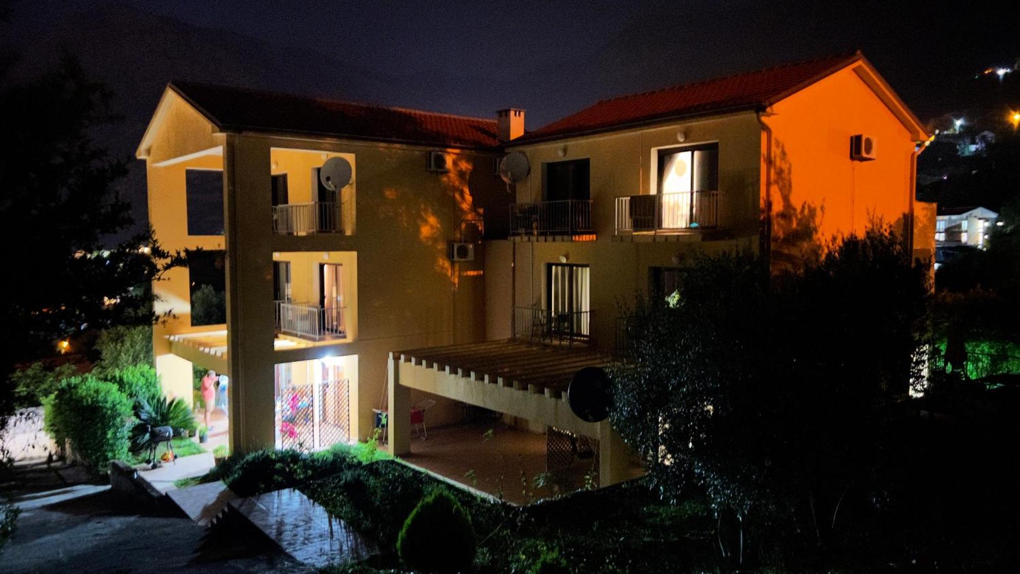 Villa Risan Apartments Exterior photo