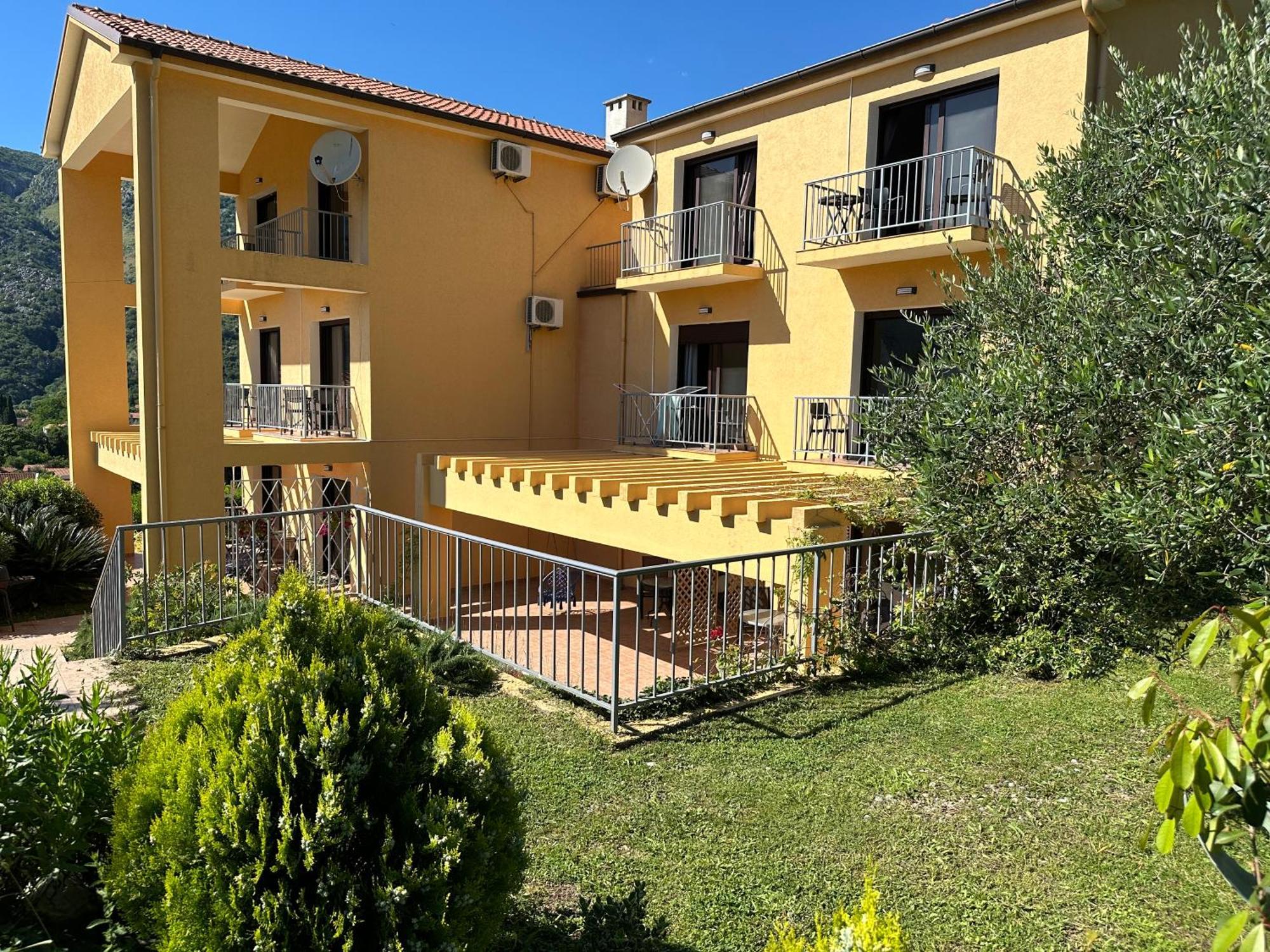 Villa Risan Apartments Exterior photo