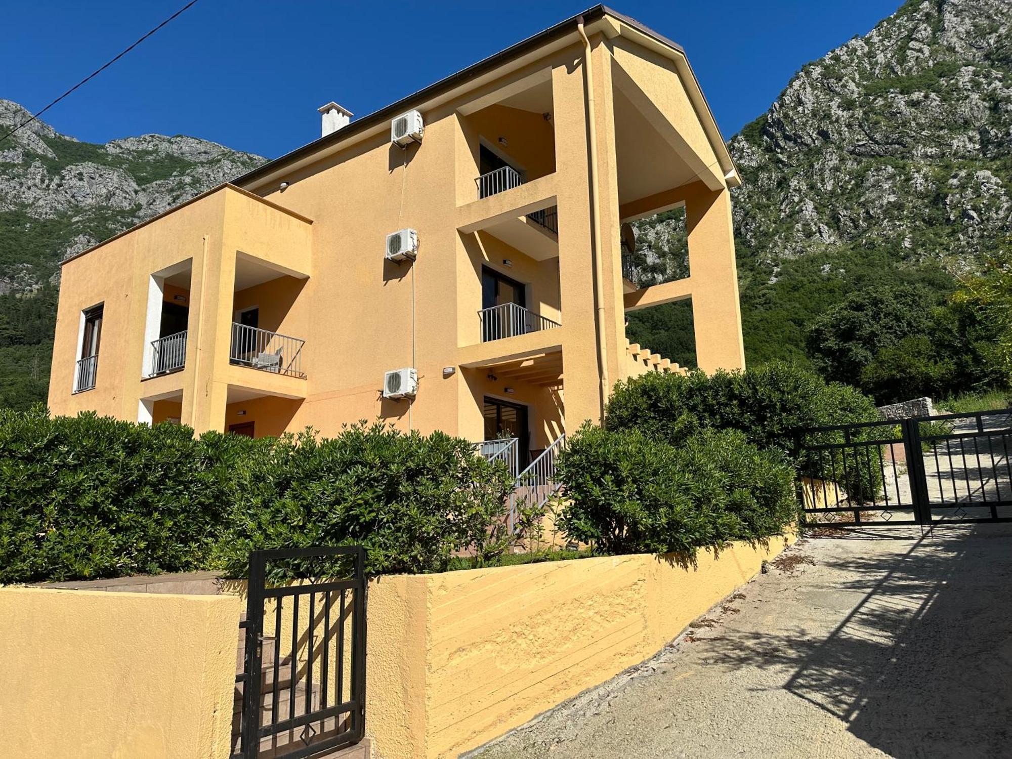 Villa Risan Apartments Exterior photo