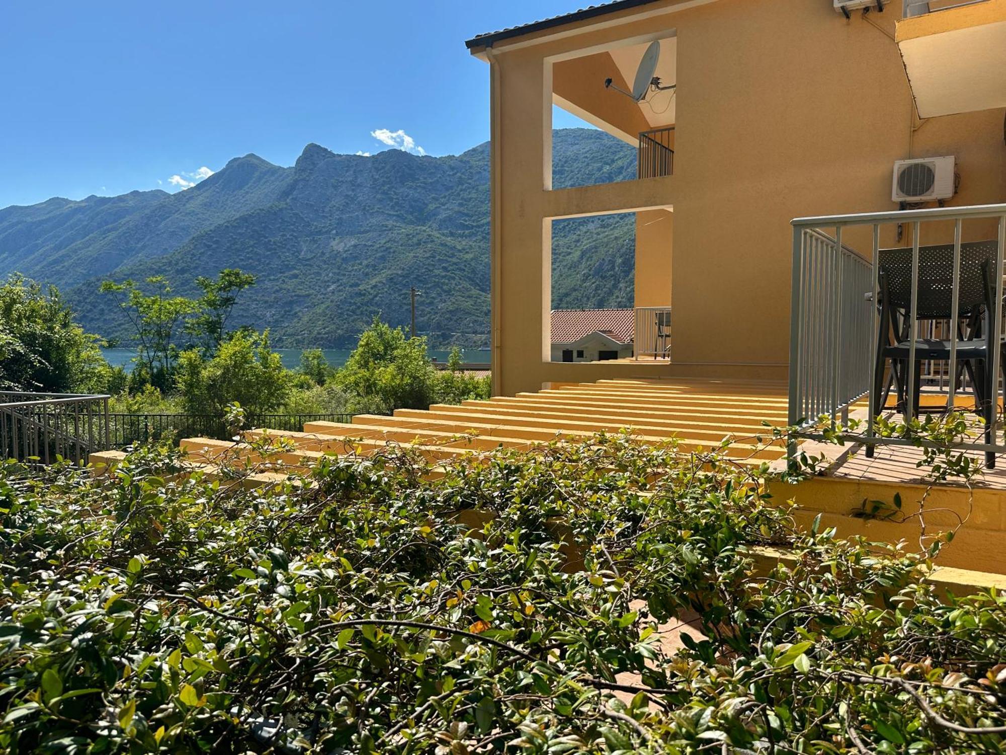 Villa Risan Apartments Exterior photo