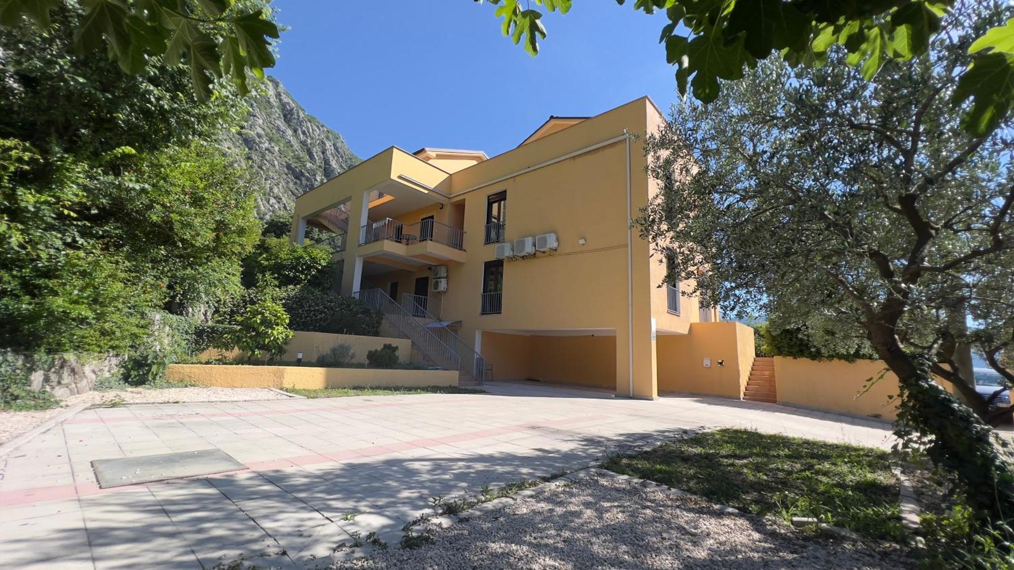 Villa Risan Apartments Exterior photo
