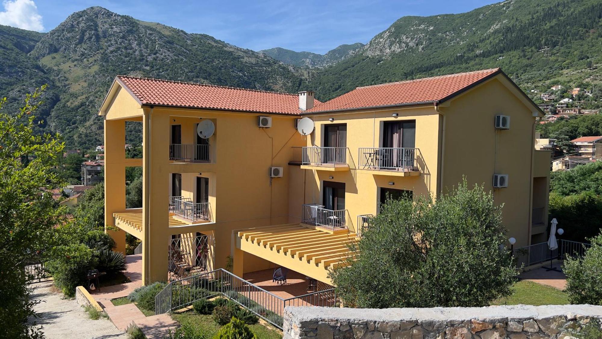 Villa Risan Apartments Exterior photo
