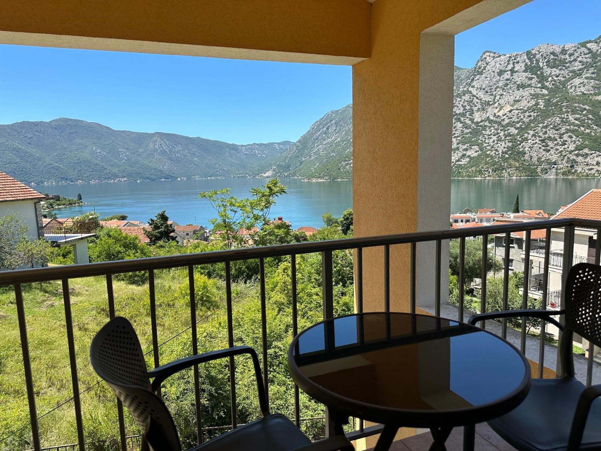 Villa Risan Apartments Exterior photo