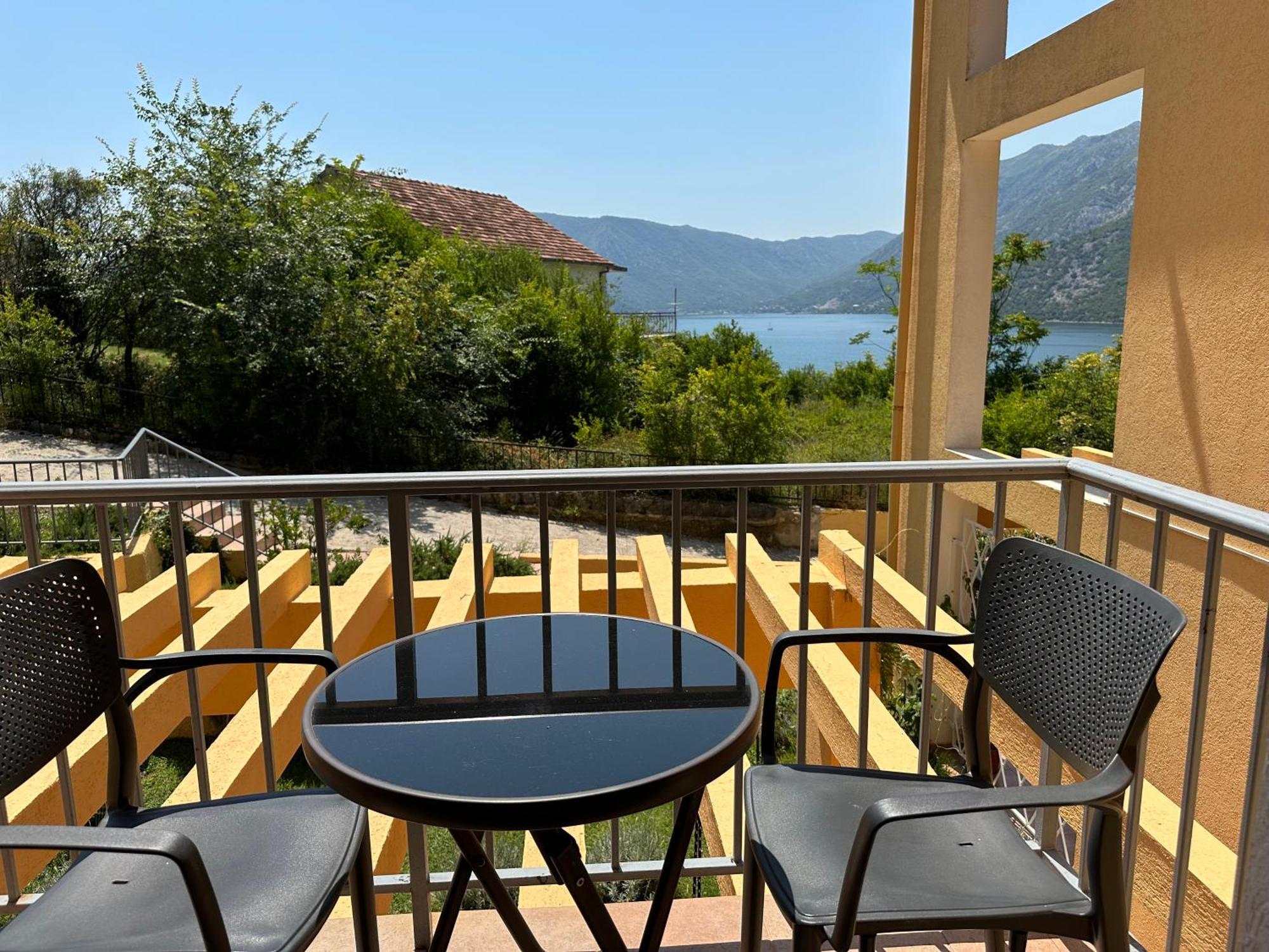 Villa Risan Apartments Exterior photo